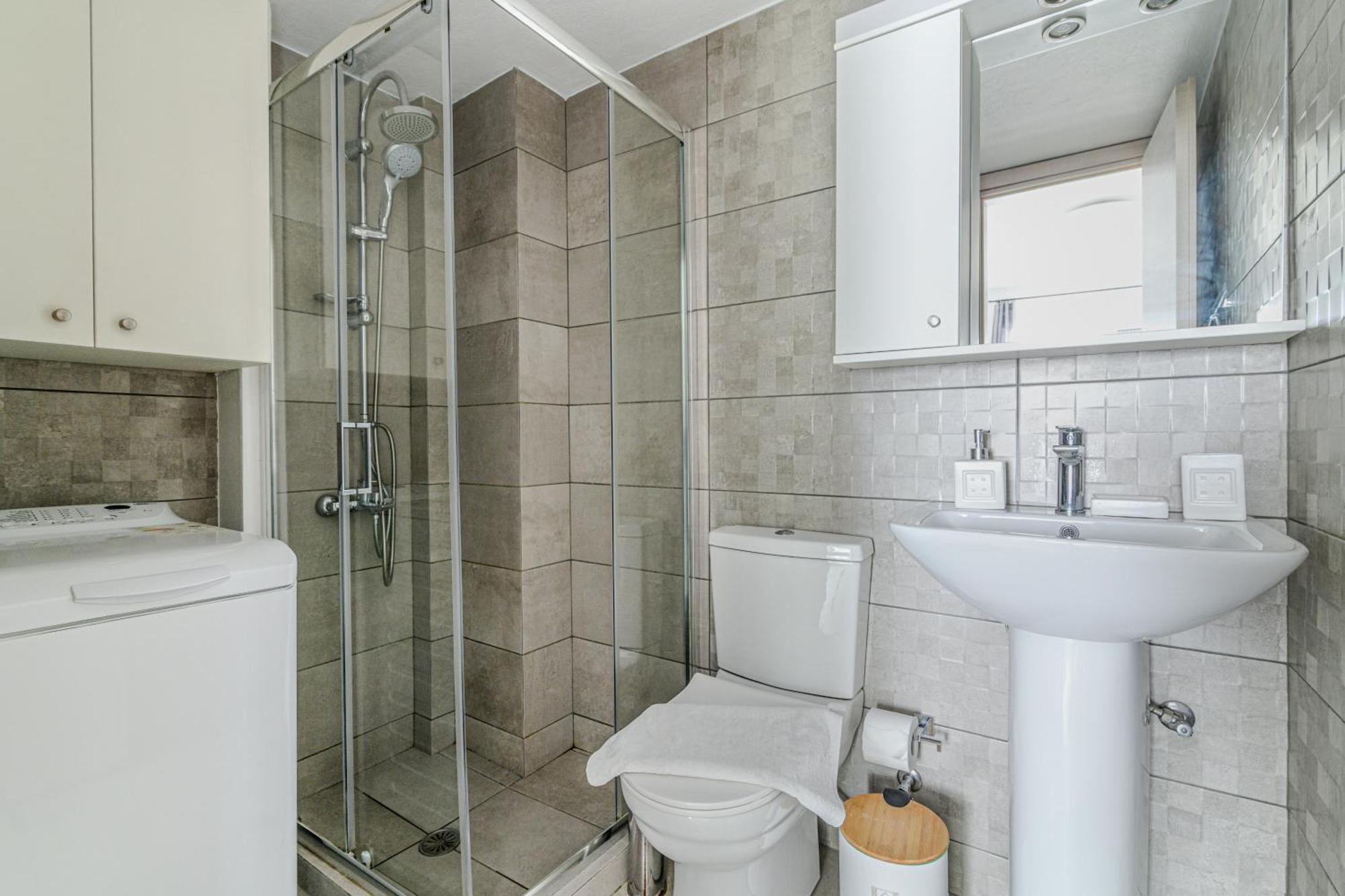 Spacious Flat For Friends & Couples With Balcony Appartement Iraklion