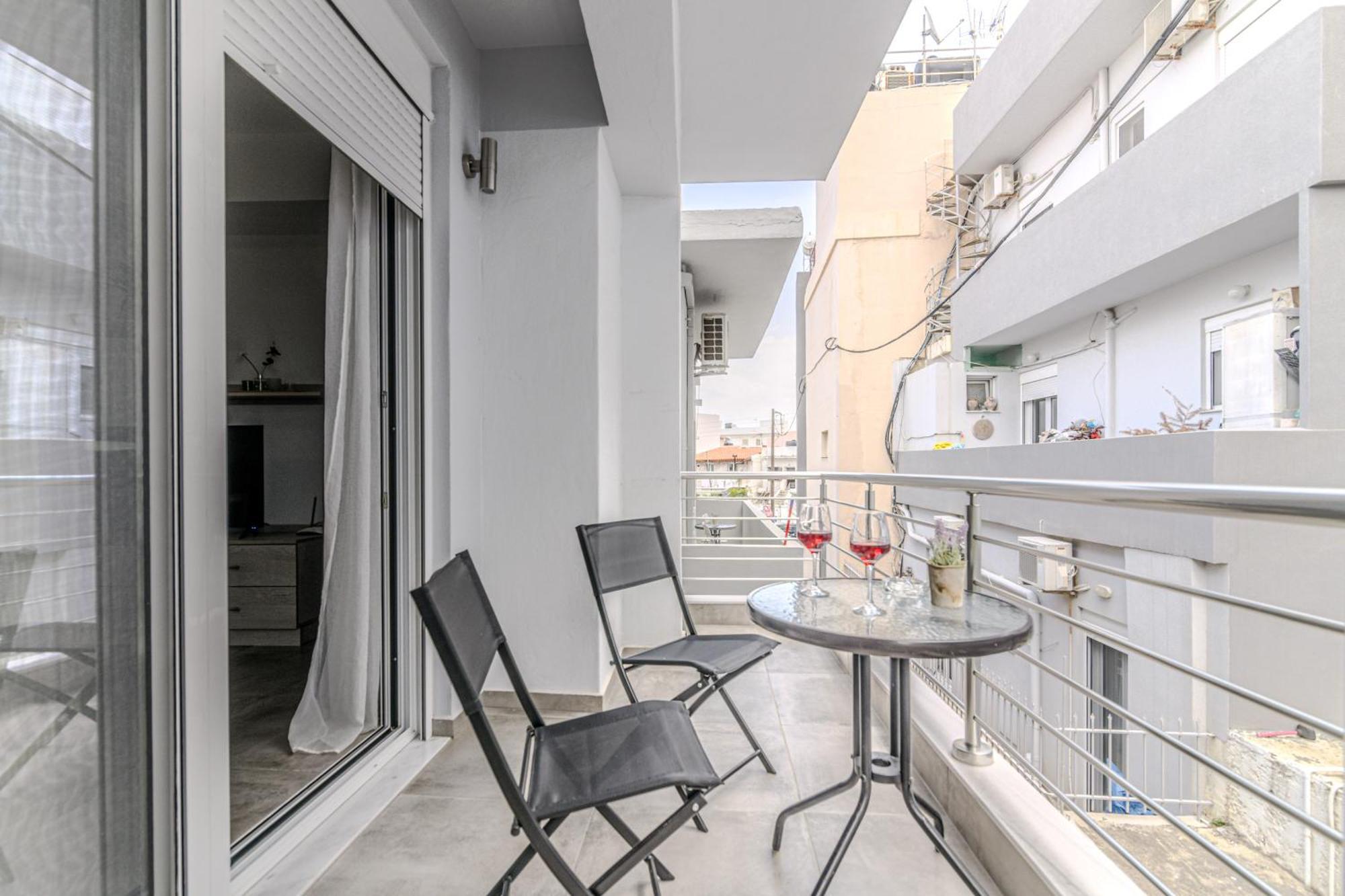 Spacious Flat For Friends & Couples With Balcony Appartement Iraklion