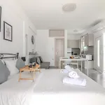 Spacious Flat For Friends & Couples With Balcony