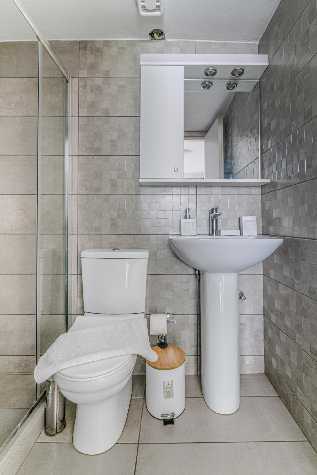 Appartement Spacious Flat For Friends & Couples With Balcony *
